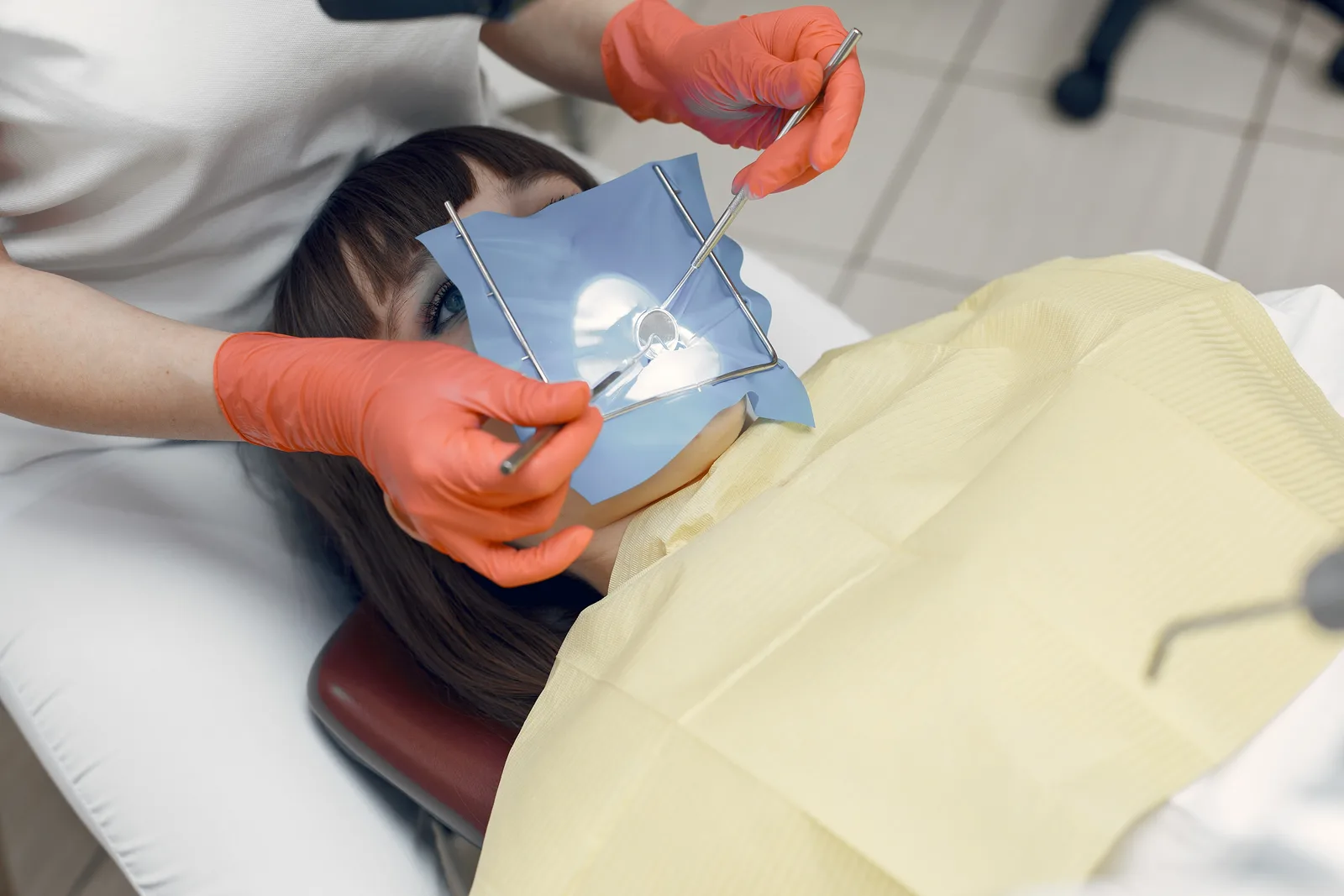 تسوّس الأسنان: الأسباب، المراحل، والعلاج والوقاية — توضيح لمراحل تسوّس الأسنان من البقعة البيضاء حتى الخراج، مع طرق العلاج والوقاية الفعّالة.